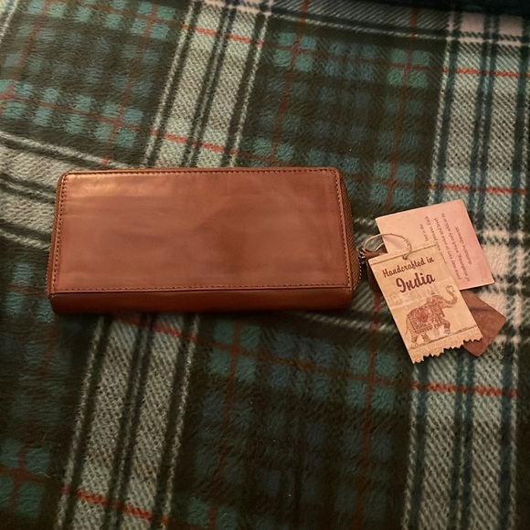 NWT BROWN LEATHER WALLET - Picture 2 of 4